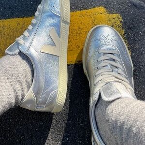 Veja Women’s Volley Leather Sneaker in Silver/Pierre sz 40EU/9US New in Box